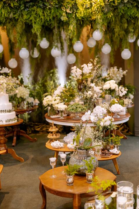 decoração de casamento da mesa do bolo em verde e branco'