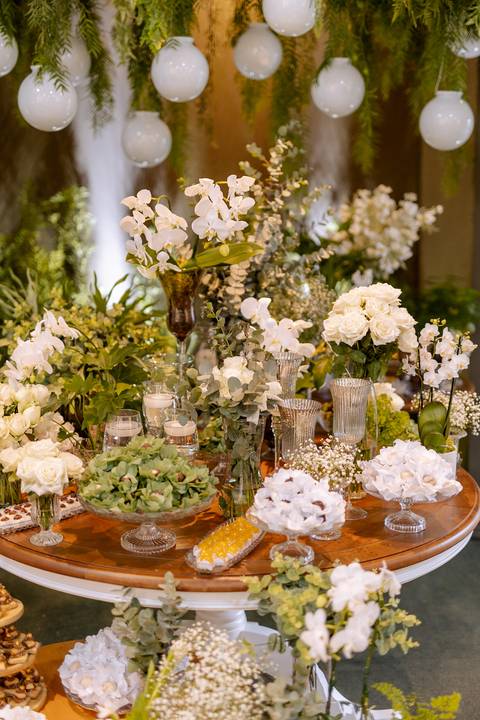 decoração de casamento da mesa do bolo em verde e branco'