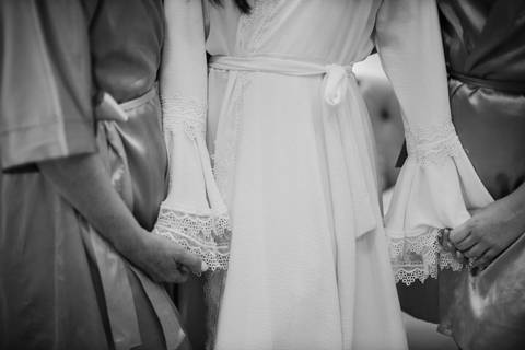 inspiração de foto da noiva com seu mãe e irmã em making of '