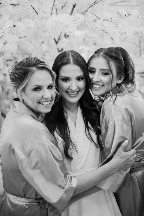 inspiração de foto da noiva com seu mãe e irmã em making of '