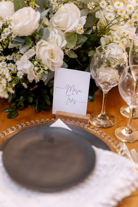 mesa dos convidados com papelaria personalizada '