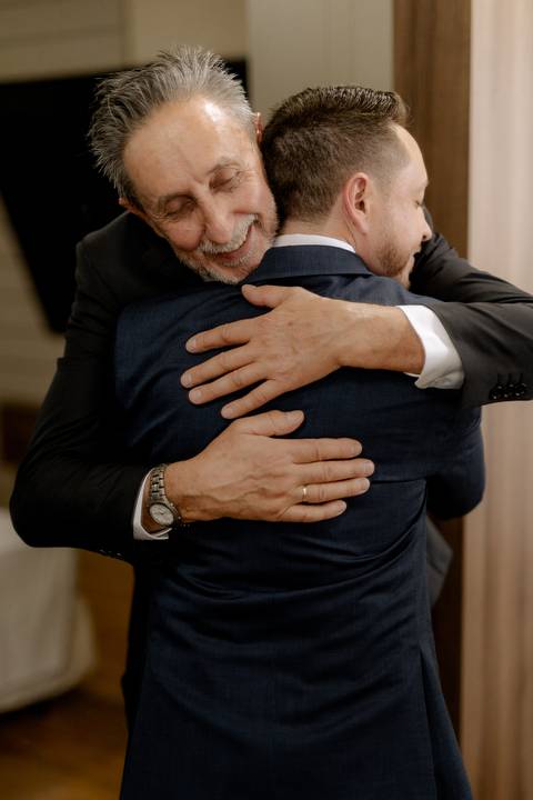 noivo abraçando seu pai '