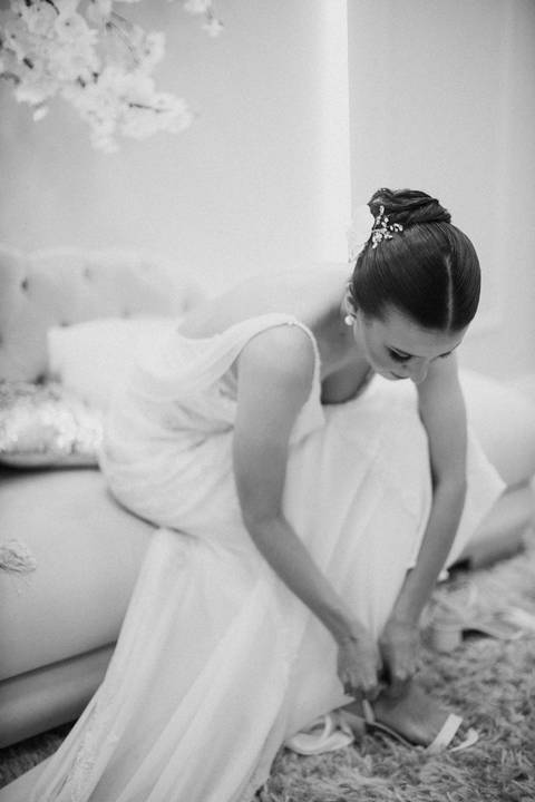 noiva colocando seu sapato '