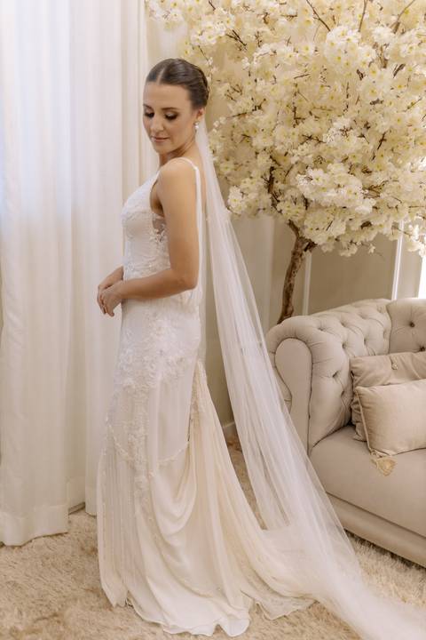 Inspiração de noiva minimalista para casamento na igreja '