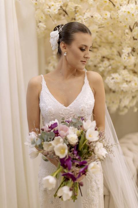 Noiva com vestido de alcinha e decote V'