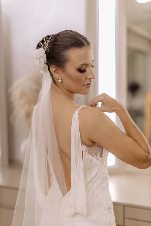 Inspiração de noiva minimalista para casamento na igreja '