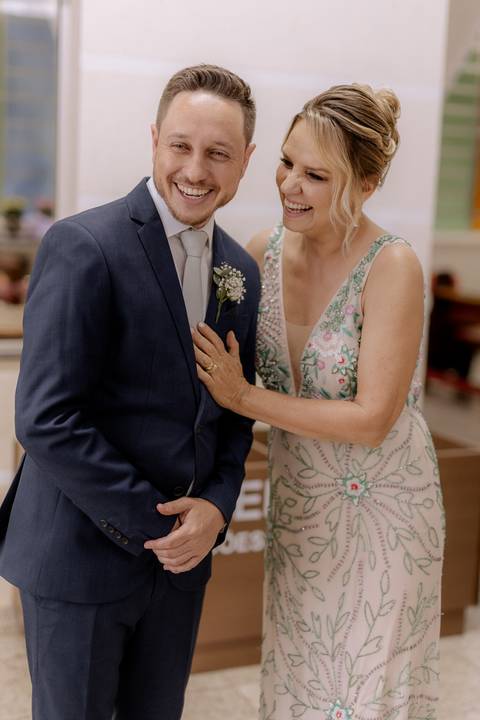 Noivo e mãe da noiva em momento descontraídos '