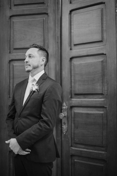 momentos antes do noivo entrar na igreja '