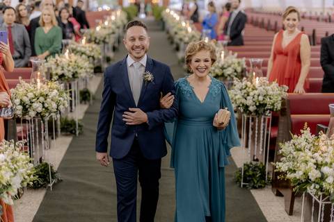 entrada do noivo em casamento na igreja '