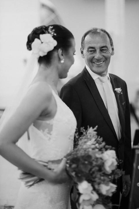 noiva com seu pai antes de entrar na igreja '
