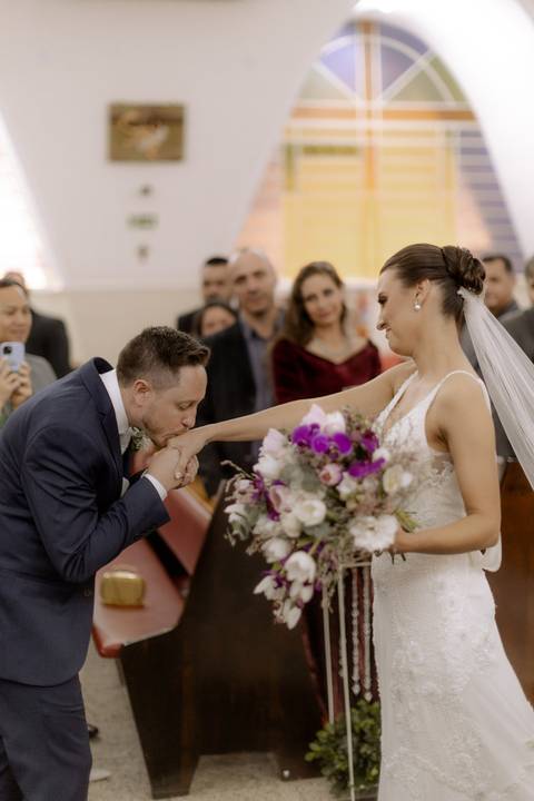 Noivo beijando a mão da noiva em sua entrada '