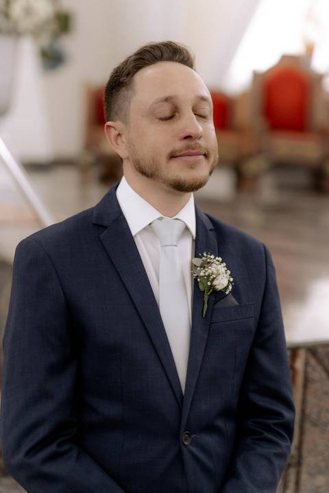 noivo emocionado na entrada da noiva '