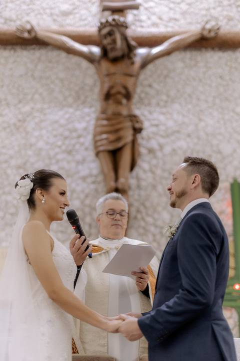 troca de votos das alianças em casamento na igreja'