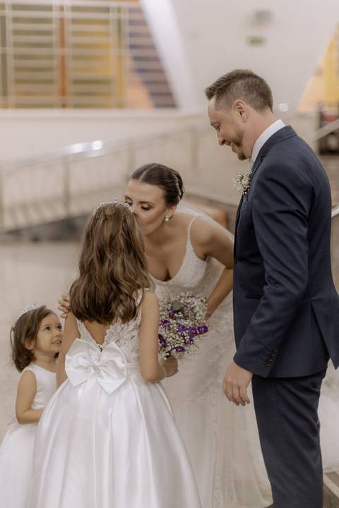 cumprimento na noiva em suas daminhas '