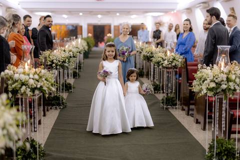 daminhas na entrada das alianças em casamento na igreja'