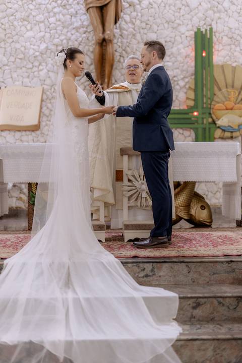 troca das alianças em casamento na igreja'