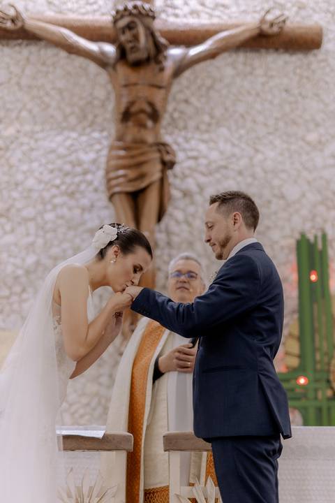 troca das alianças em casamento na igreja'