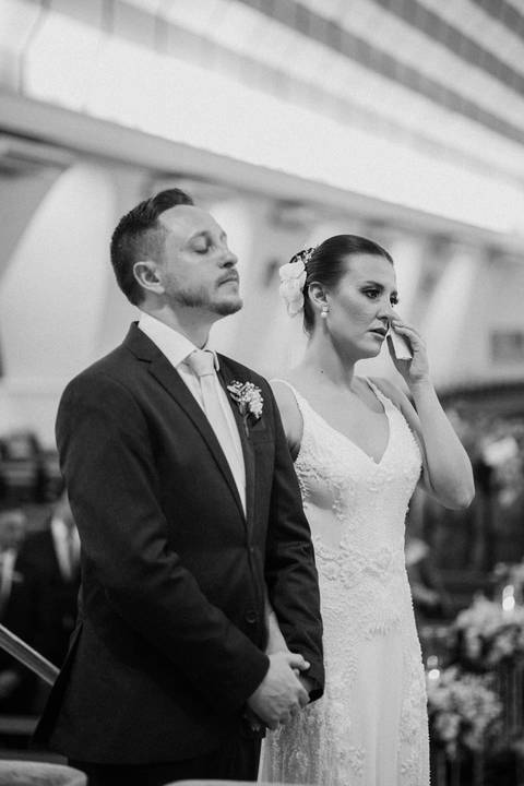 noiva emocionada em casamento na igreja'