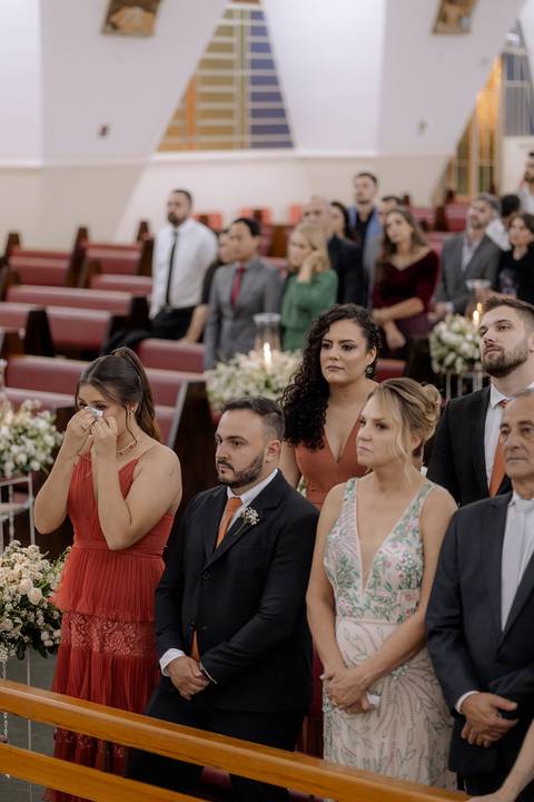 convidados emocionados em casamento na igreja'