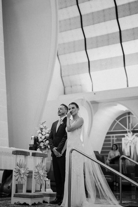 noiva emocionada em casamento na igreja'