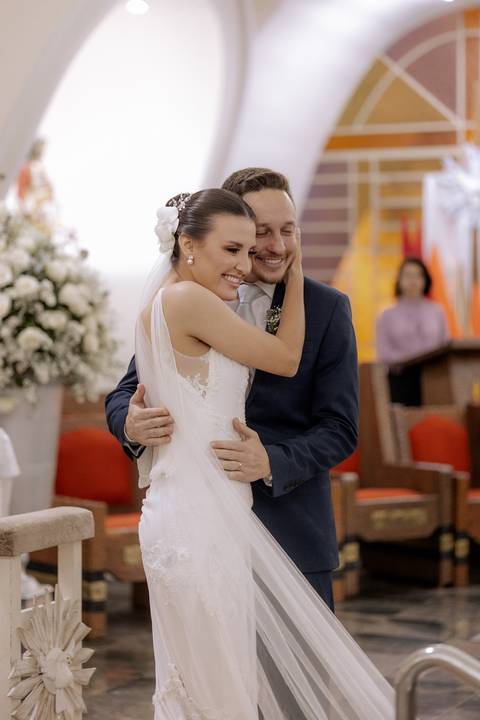 abraço dos noivos em casamento na igreja'