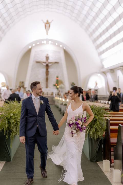 saida dos noivos em casamento na igreja'
