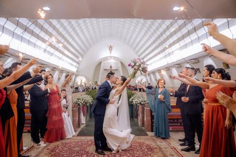 saida dos noivos da igreja com sparkles '