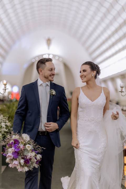 Inspiração de terno do noivo azul marinho e vestido de noiva minimalista com decote V e bordado'