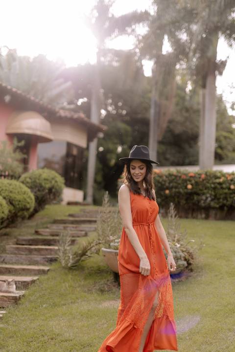 inspiração de look com vestido laranja para ensaio pré wedding '