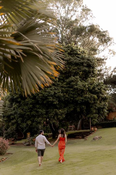 casal caminhando no campo '