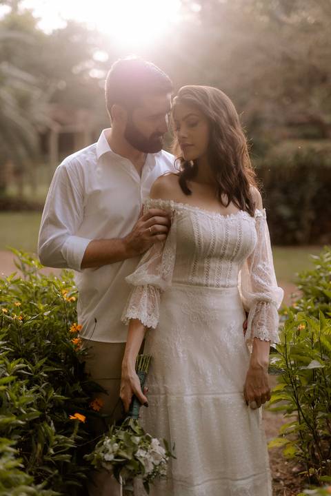 inspiração de foto para casais no campo '