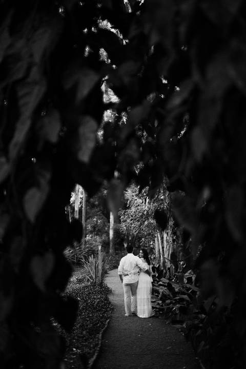 casal caminhando no campo '