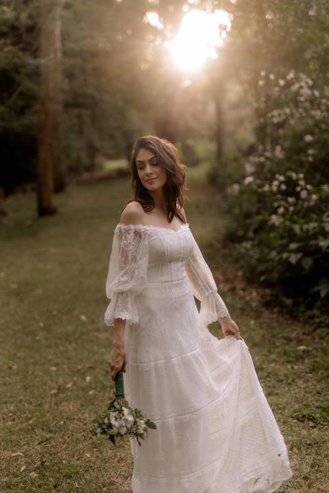 inspiração de look com vestido branco para ensaio no campo '