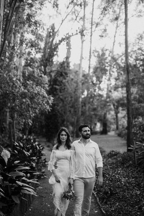 casal caminhando no campo para ensaio pré wedding '