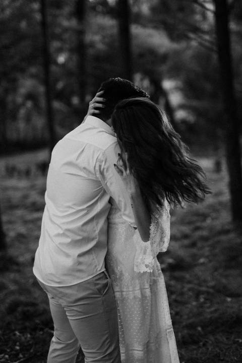 casal se abraçando na floresta'