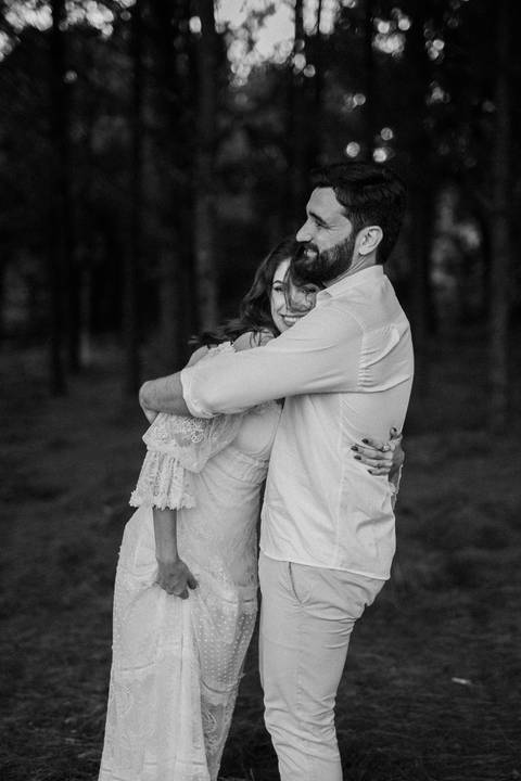 casal se abraçando em ensaio pré wedding '