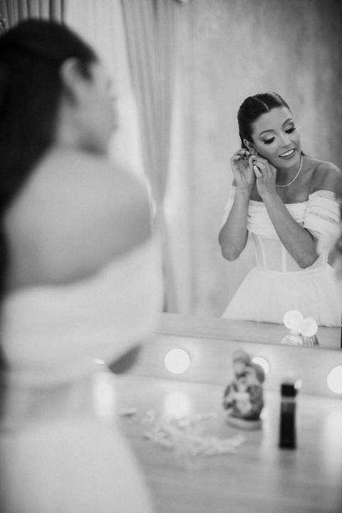 noiva se arrumando para o grande dia'