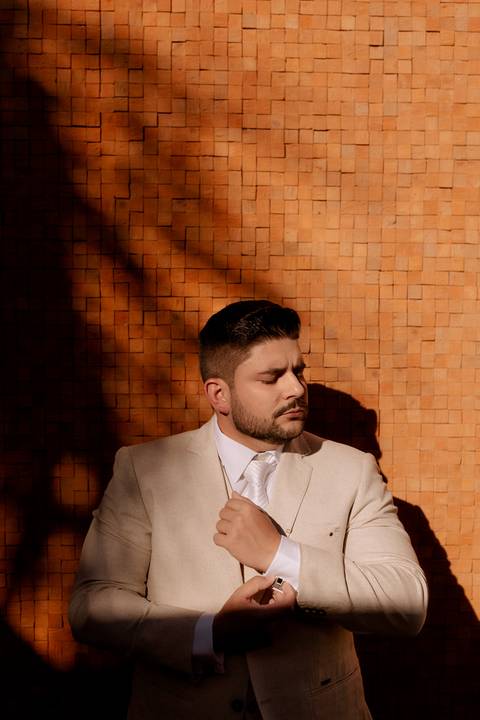 Noivo com terno bege claro'