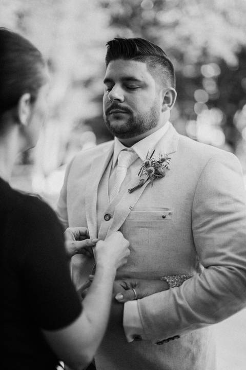 Noivo aguardando na entrada do casamento '