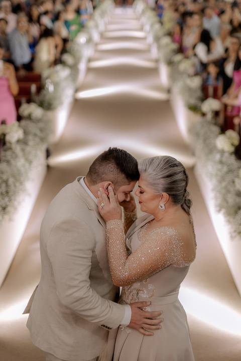 entrada do noivo em casamento na igreja'