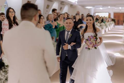 Noivos se encontrando na igreja'