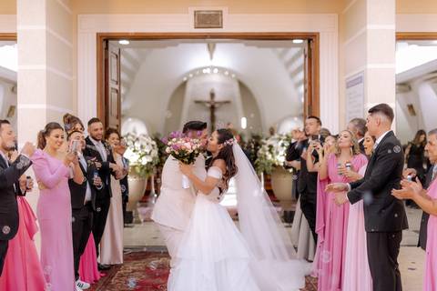 Saída dos noivos com bolinha de sabão'