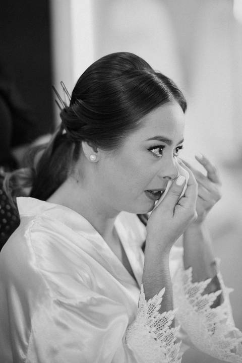 Noiva emocionada em seu making of'