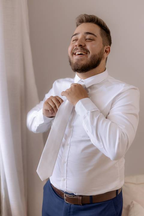 noivo se arrumando para o grande dia'