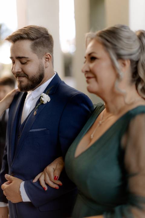 entrada do noivo em casamento na igreja'