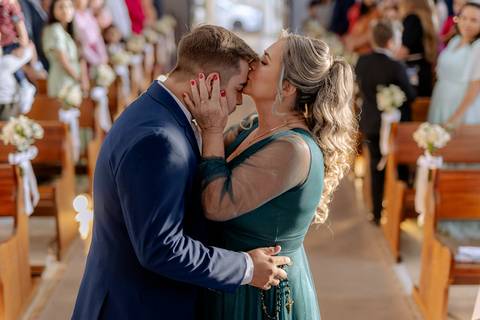 entrada do noivo em casamento na igreja'