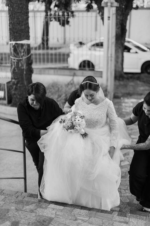 Noiva descendo no carro para casamento na igreja'