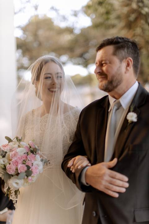 noiva com seu pai antes da sua entrada'