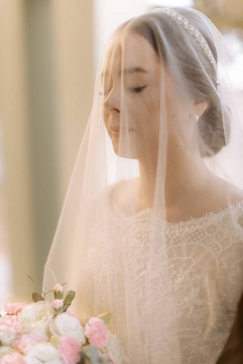 noiva antes de entrar na igreja'