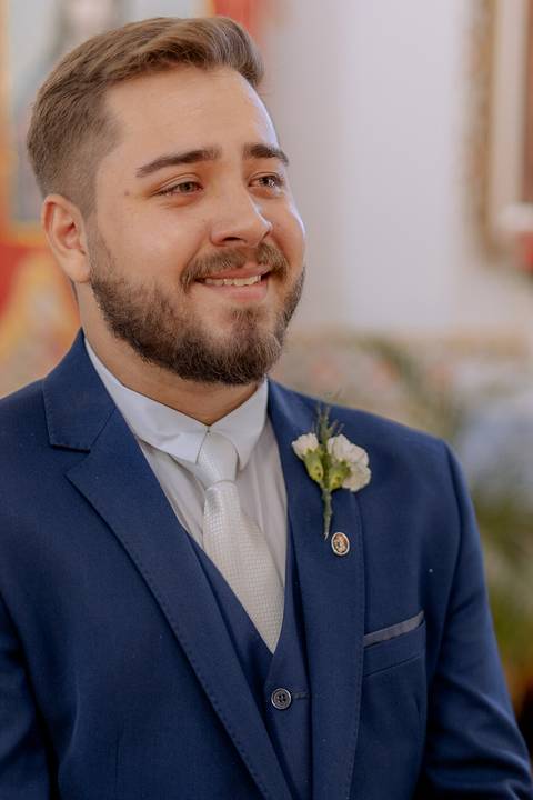 Noivo a espera de sua noiva em casamento na igreja'